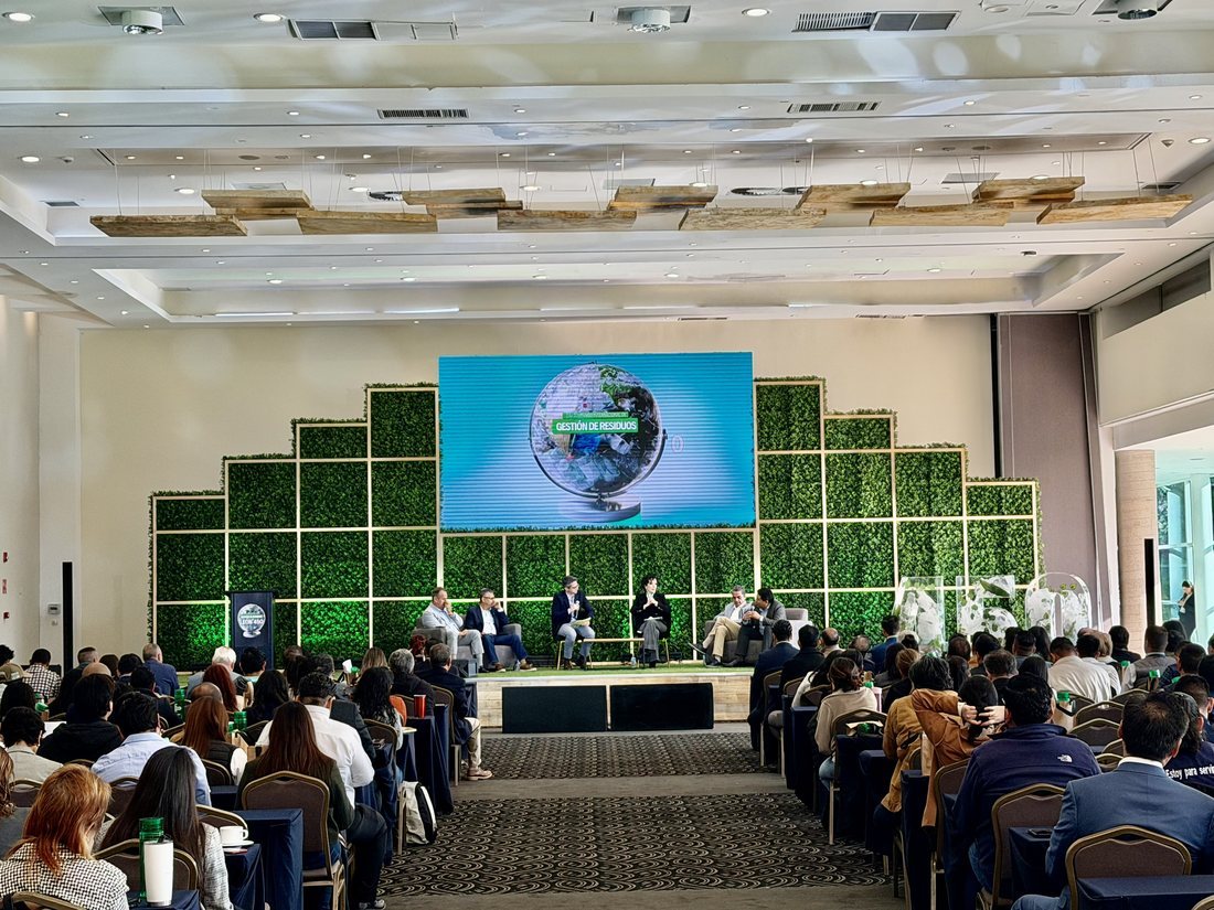 Sala plenaria del 2.º Seminario Internacional de Gestión de Residuos, León 450